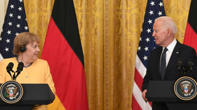 Angela Merkel och Joe Biden sida vid sida i Vita huset.