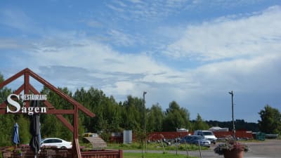 Öster om Strand i Ingå småbåtshamn planeras ett affärscentrum och bostadshus.