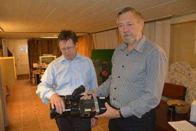 Butti Ljunqvist och Leif Stenwall visar den första kameran på Ekenäs TV.