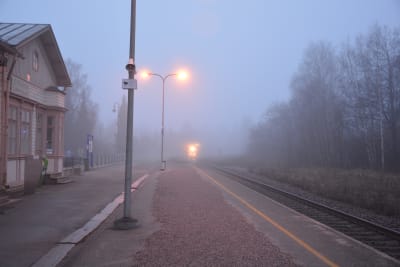 Tågstationen i Ekenäs en dimmig vårmorgon.