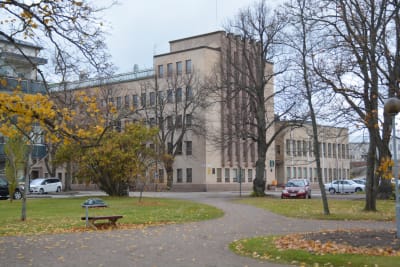 Stadshuset i Hangö syns från parken intill.