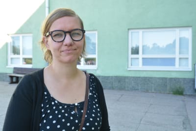 Kati Sointukangas utanför Karjaan yhteiskoulu i Karis.