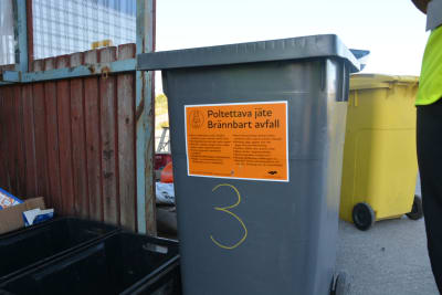 I avfallskärlet för brännbara sopor ska ingen metall.