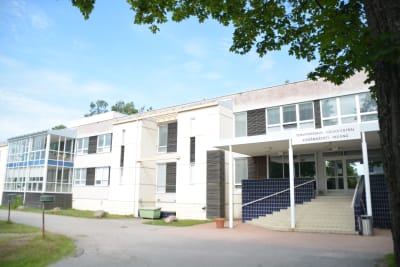 Hangö hälsocentral med bäddavdelningen till vänster.