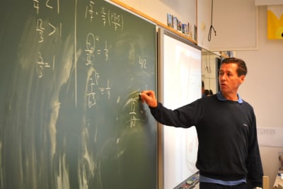 Söderkulla skolas rektor Janne Holmkvist håller en mattelektion
