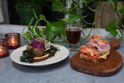 Fyllda mackor med sallad på ett bord 