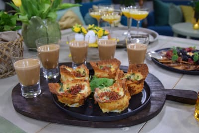 Ett dukat bord med salta muffins på en bricka och glas med kaffedrinkar.