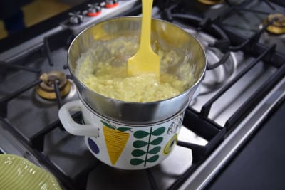 Munakokkelia valmistumassa vesihauteessa liedellä