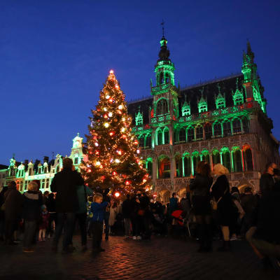 En julgran lyser upp det historiska torget Grand-Place i Bryssel.