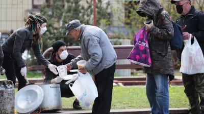 frivilliga delar ut mat och ger medinsk hjälp åt fattiga vitryssar under coronaepidemin