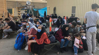 Afghaner på flygplatsen i Kabul  väntar på att bli evakuerade 18.8.2021