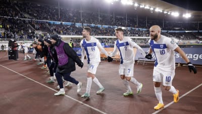Fotbollsherrarna tackar publiken på Olympiastadion.