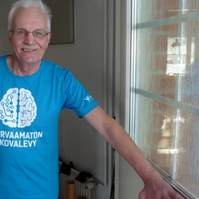 Keminmaalainen Eero Knuuti kotiovellaan.