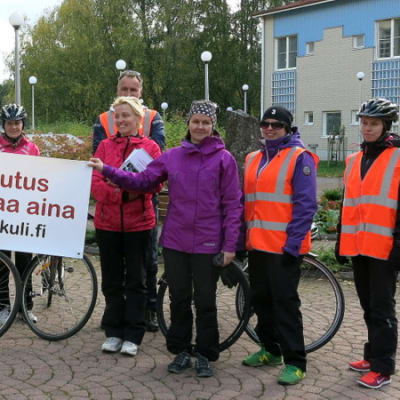 Tamperelaisen Tammenlehväkeskuksen väkeä tuomassa kuntoutusviestikapulaa Hämeenlinnan Ilveskotiin