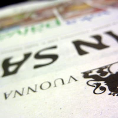 Lähikuva Helsingin Sanomien tabloidikokoisesta lehdestä.