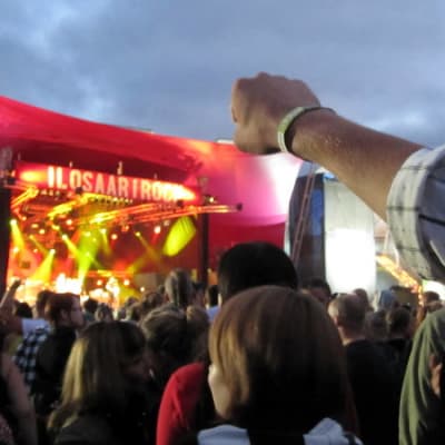 Ilosaarirockin yleisöä kesällä 2010.