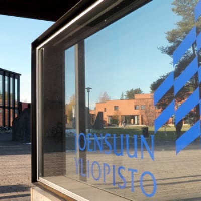 Joensuun yliopiston logo.