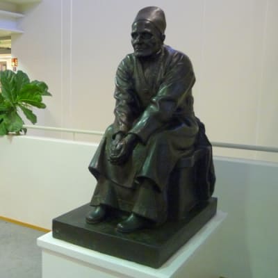 Larin Parasken patsas yliopiston kirjastossa Joensuussa. 