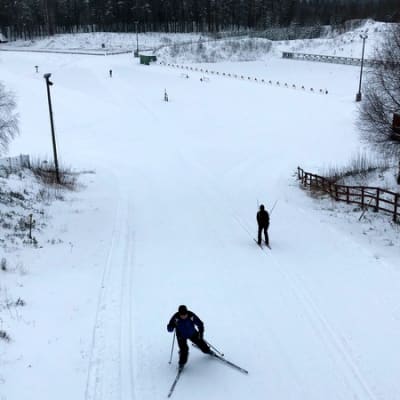 Hiihtäjiä ladulla.