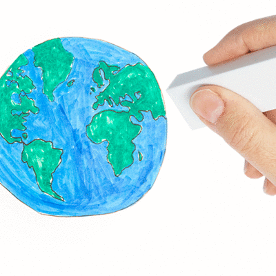 Piirrettyä maapallon kuvaa kumitetaan pyyhekumilla pois valkoiselta pohjalta.
