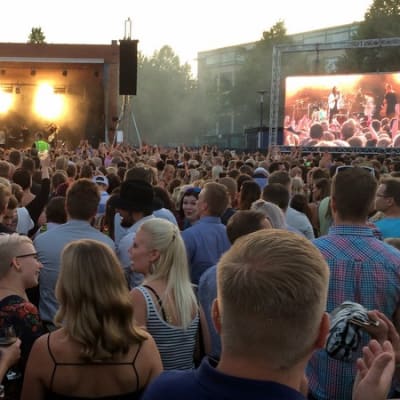 Yleisöä Kuopion viinijuhlilla heinäkuussa 2016