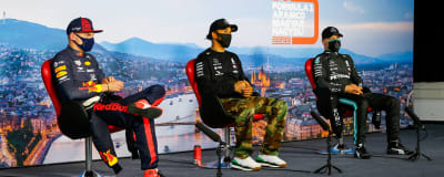 Tvåan Max Verstappen, segraren Lewis Hamilton och trean Valtetri Bottas intervjuas efter loppet.