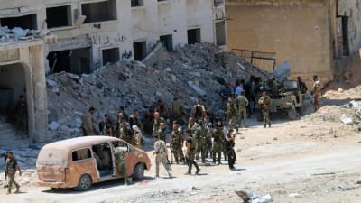 Syriska regeringssoldater i Leramundistriktet i nordvästra Aleppo efter att ha tagit tillbaka kontrollen över området 28.7.2016