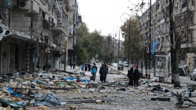 Sönderbombad gata i Aleppo.