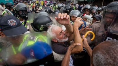"Respektera de äldre, era jävlar!" ropade den här mannen som knuffades runt av venezuelansk kravallpolis 12.5.2017