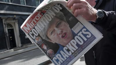 "Knäppskallarnas koalition" lyder rubriken på Daily Mirrors paradsida på söndagen. 10.6.2017.