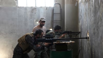 Syriska regeringssoldater försvarar sig mot rebeller som har inlett en ny storoffensiv för att bryta belägringen av östra Aleppo