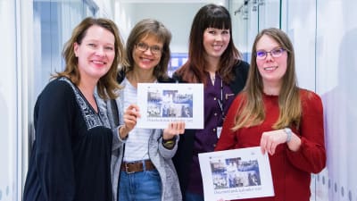 Ann-Maj Björkell-Holm, Carola Harmaakivi, Sara Mannsén och Johanna Björkholm med 2017 års Österbottniska kalender.
