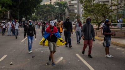 Maskerade demonstranter i Venezuelas huvudstad Caracas.