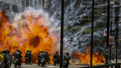 Åtminstone sju poliser skadades då deras motorcykelkonvoj träffades av någon typ av sprängladdningar i Caracas 30.7.2017.