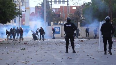 Polis och demonstranter drabbar samman i staden Kasserine, där protesterna började för knappt en vecka sedan