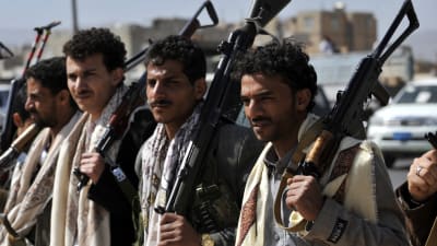 Houthirebeller drabbade samman med regeringsstyrkor i Jemens huvudstad Sanaa 19.1.2015