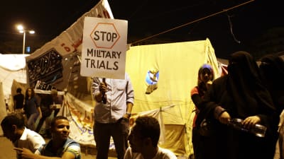 Folk protesterar mot den egyptiska militärdomstolen på Tahrirtorget i Kairo