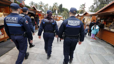 Franska poliser patrullerar igenom en julmarknad i Nice i Frankrike. 