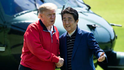 Donald Trump träffar Schinzo Abe i Japan. 