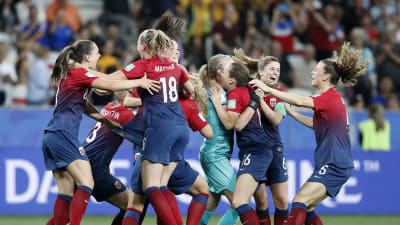 Norge firar sin seger i åttondelsfinalen.