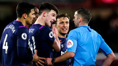 Fabian Balbuena, Declan Rice och Mark Noble argumenterar med domaren.