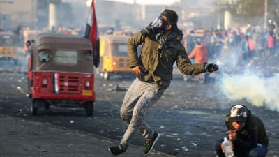 Demonstranterna kastade tillbaka tårgasgranater på säkehetsstyrkorna under sammandrabbningar på Tayaran-torget i centrala Bagdad. 
