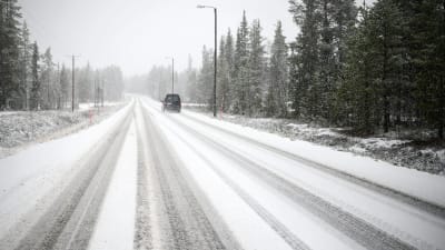 En bil kör på snöig väg i Kolari 17.10.2020 i samband med första snön.