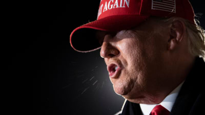 Trump talade till journalister på flygplatsen i Milwaulkee, Wisconsin på måndagen. 