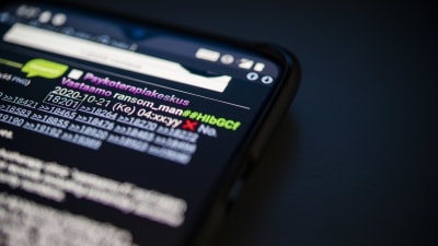En närbild på en telefonskräm. På skärmen syns ett inlägg på ett diskussionsforum publicerat av användarnamnet ransom_man.