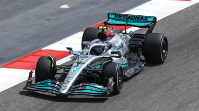 Lewis Hamilton testar nya bilen i Bahrain. 