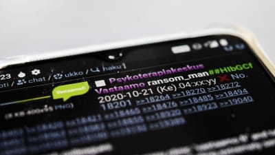 Mobilskärm med bland annat Psykoterapicentret Vastaamos logotyp. På skärmen syns ett inlägg som innehöll länkar till klientdata från Vastaamo.