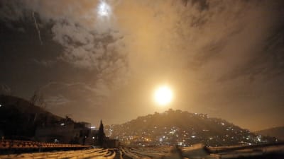 Syriskt luftvärn lyser upp natthimlen i Damaskus natten till måndagen. 