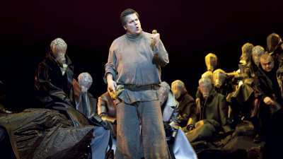 Jumalten tuho -oopperan esityksessä Siegfried (Daniel Brenna) ihailee taikavoimia omaavaa sormusta sormessaan.