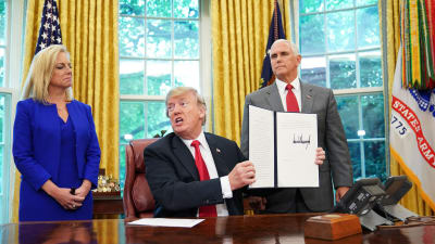 USA:s president Donald Trump tillsammans med inrikessäkerhetsministern Kirstjen Nielsen och vice president Mike Pence, efter att Trump undertecknat presidentordern. 